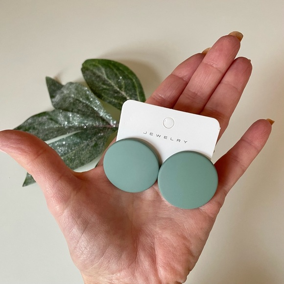 Greenish/Gray Round Button Style Disk Earrings, retro 50s 60s 90s NWT - Picture 2 of 4